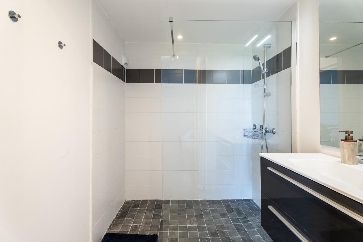 location-saisonniere-etang-zabricot-salle-d-eau-moderne (1)